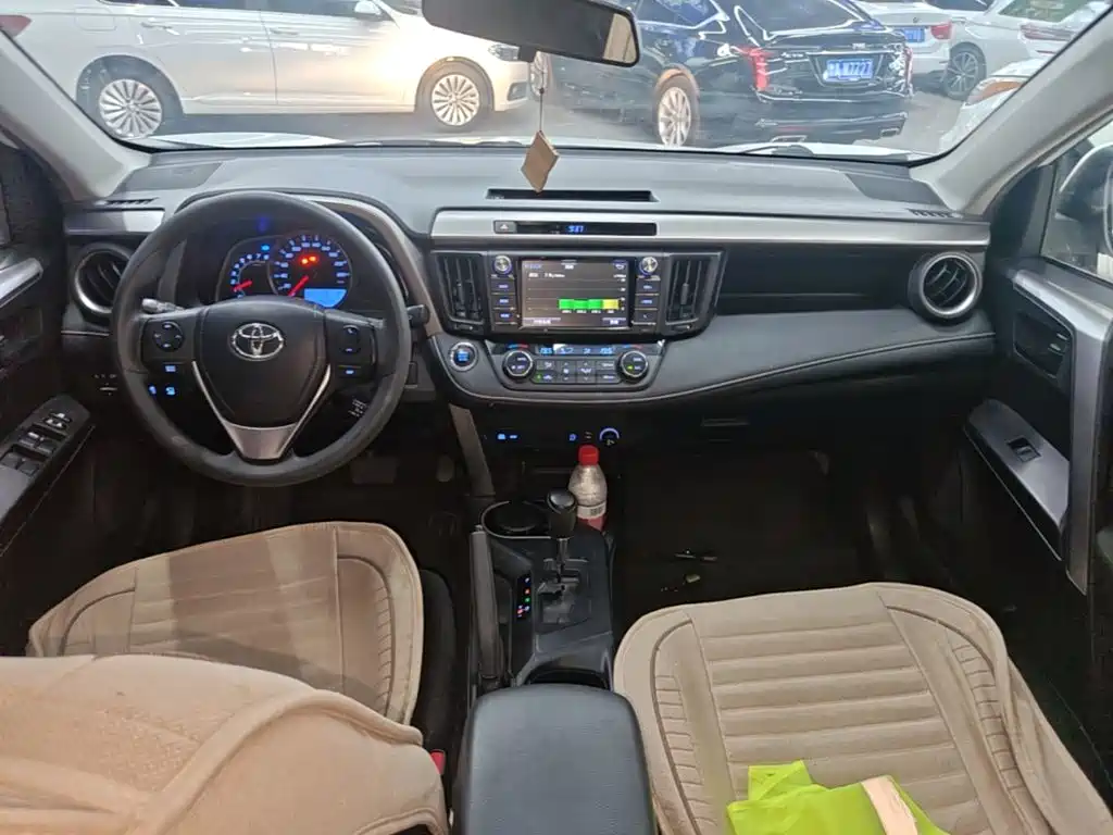 Toyota RAV4 — миниатюра 10
