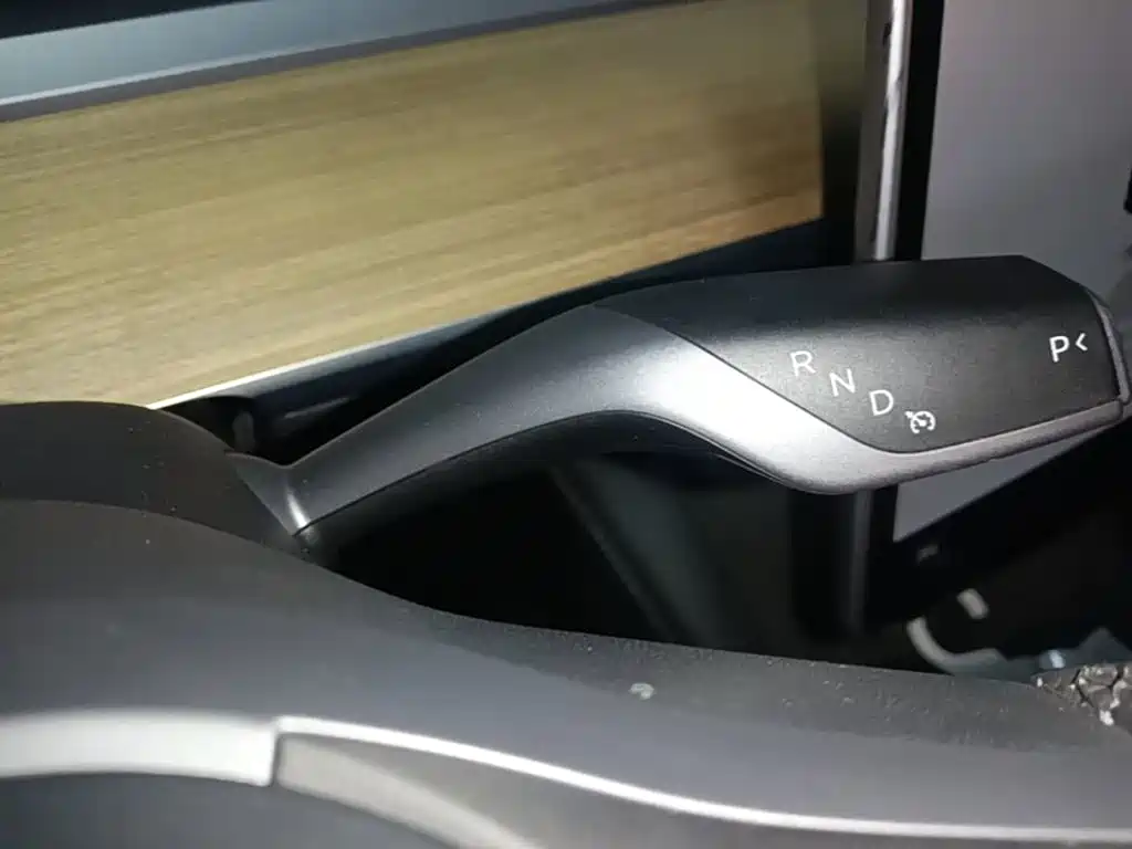 Tesla Model Y — миниатюра 14