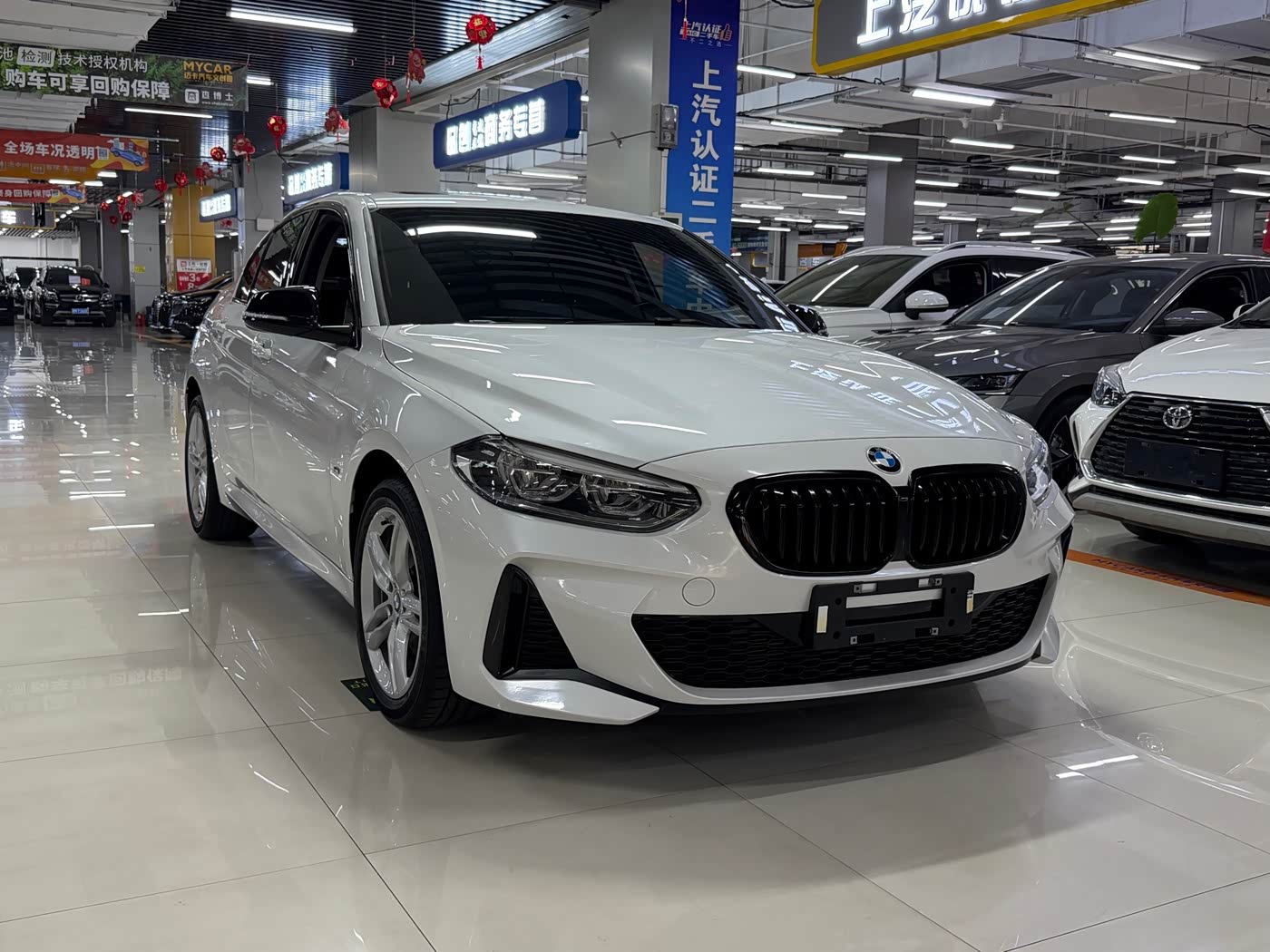 BMW 1 Series 1.5 л 2023 г. Белый, пробег 28000 км