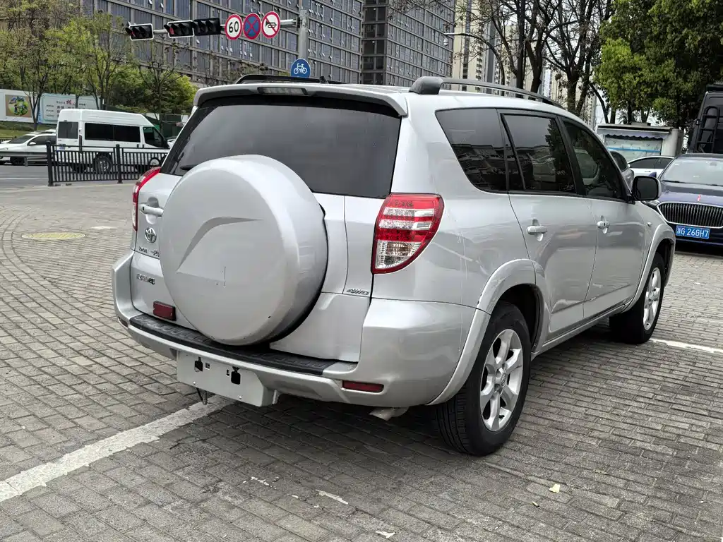 Toyota RAV4 2009 2.4L AT Luxury