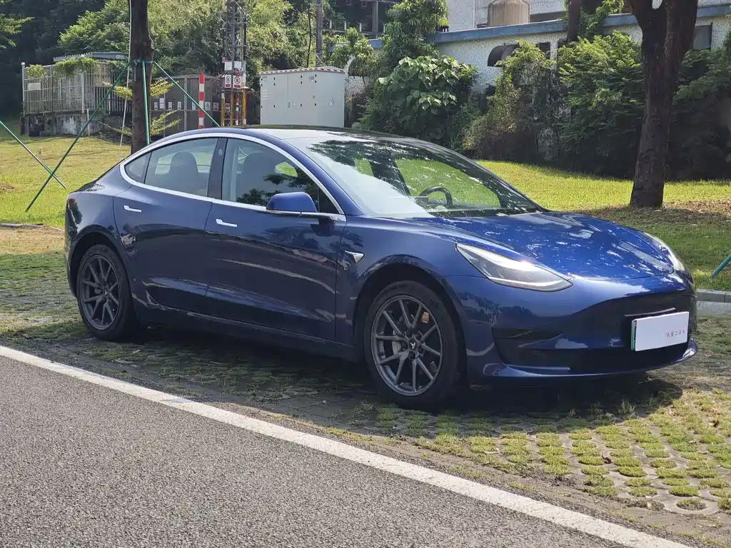 Tesla Model 3 — миниатюра 3