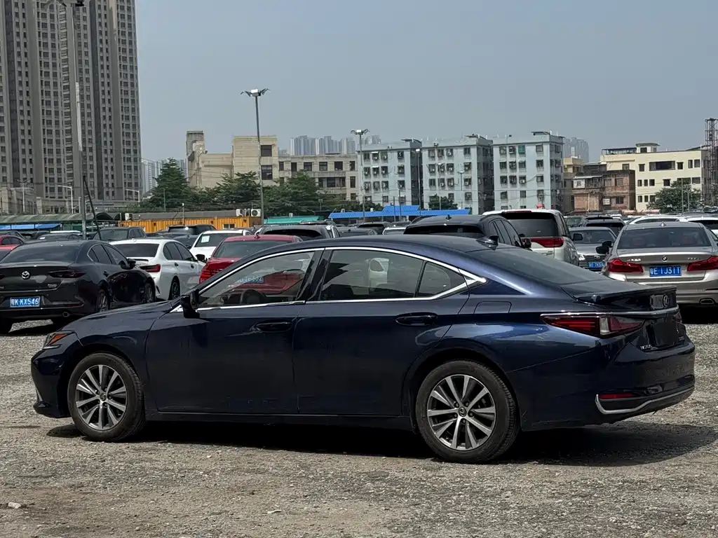 Lexus ES 2018 300h V