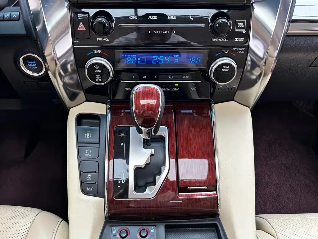 Toyota Alphard — миниатюра 18