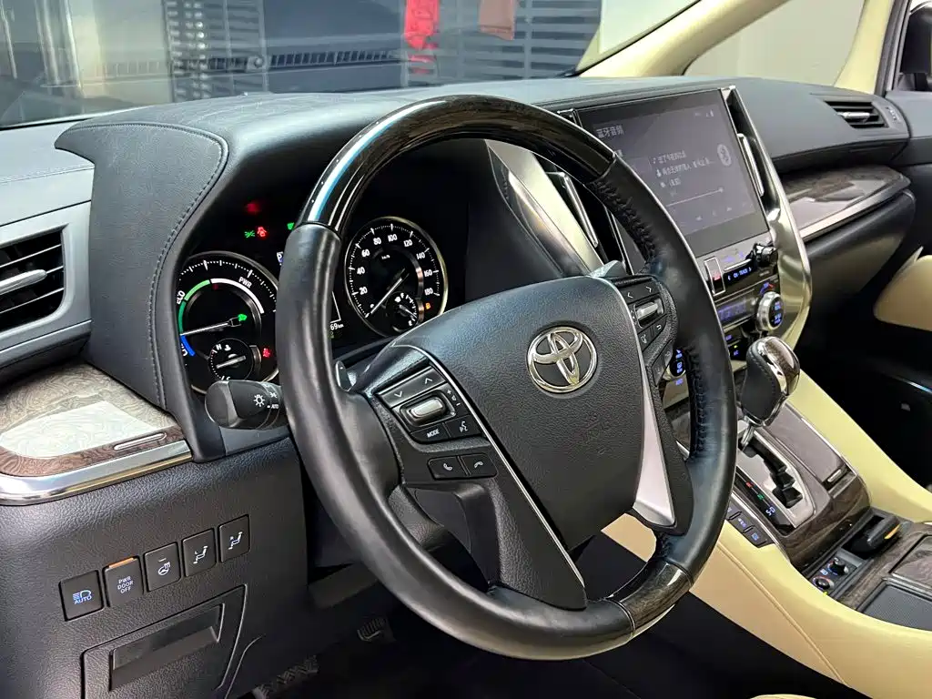 Toyota Vellfire — миниатюра 8