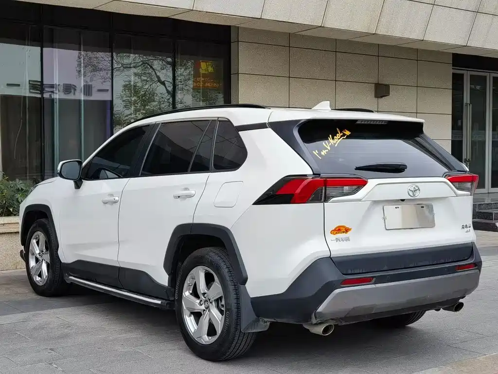 Toyota RAV4 — миниатюра 7