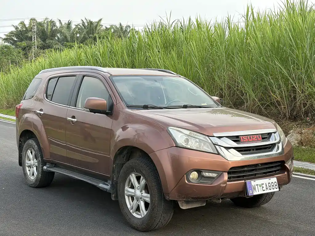 Isuzu MU-X 2015 3.0T AT Premium 7 мест