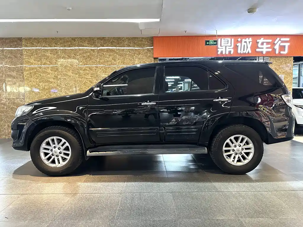 Toyota Fortuner — миниатюра 4