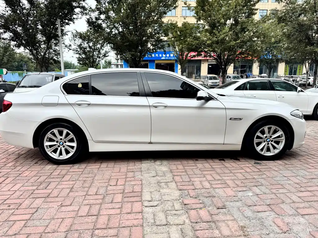 BMW 5 Series — миниатюра 7