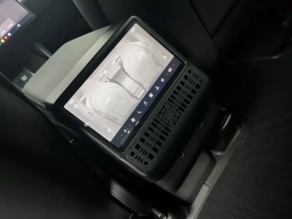 Tesla Model Y L — миниатюра 17
