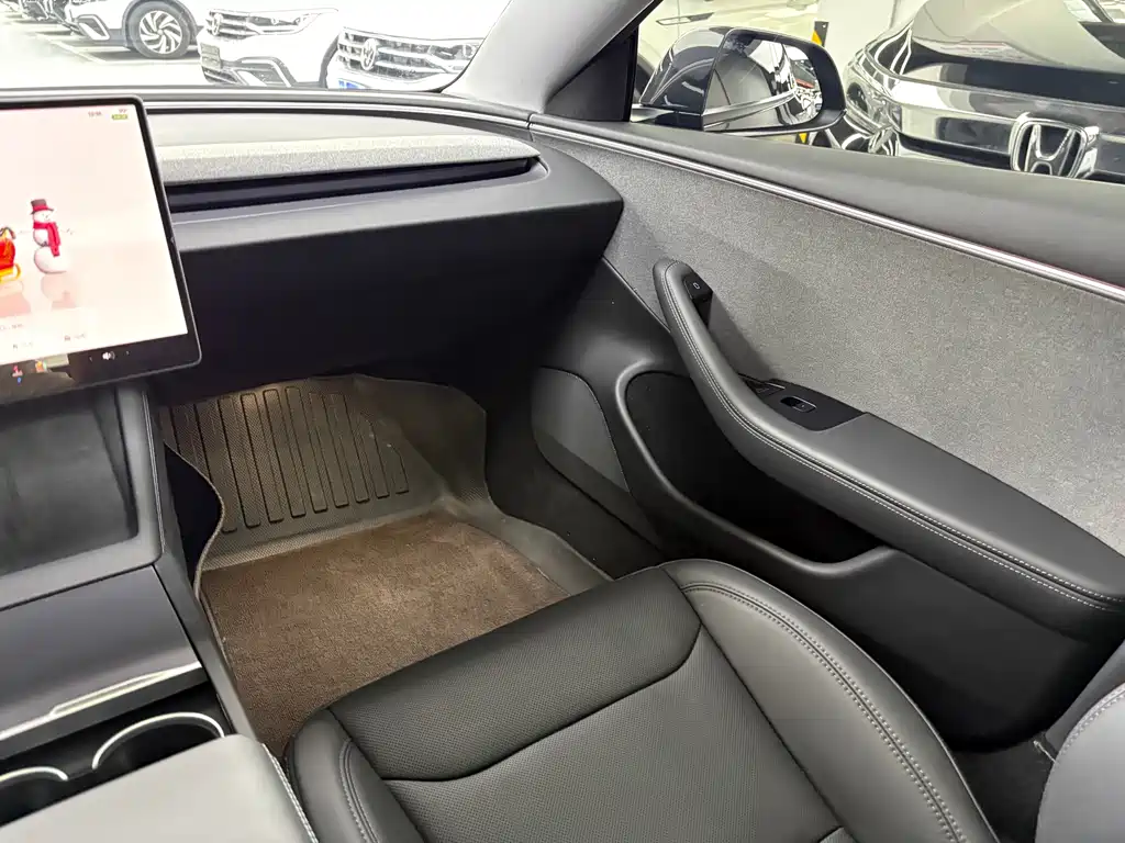 Tesla Model 3 — миниатюра 10