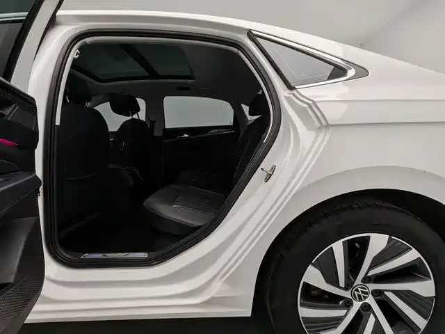 Volkswagen Passat PHEV — миниатюра 16