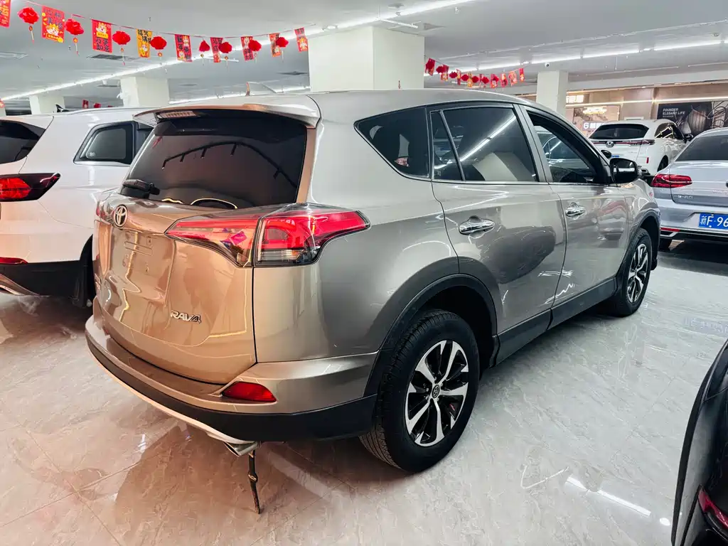 Toyota RAV4 — миниатюра 4
