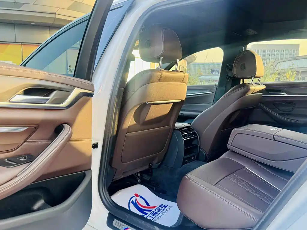 BMW 5 Series — миниатюра 13