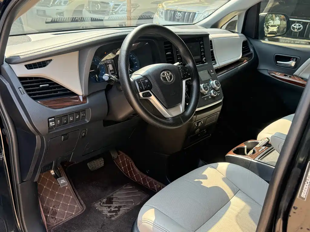 Toyota Sienna — миниатюра 10