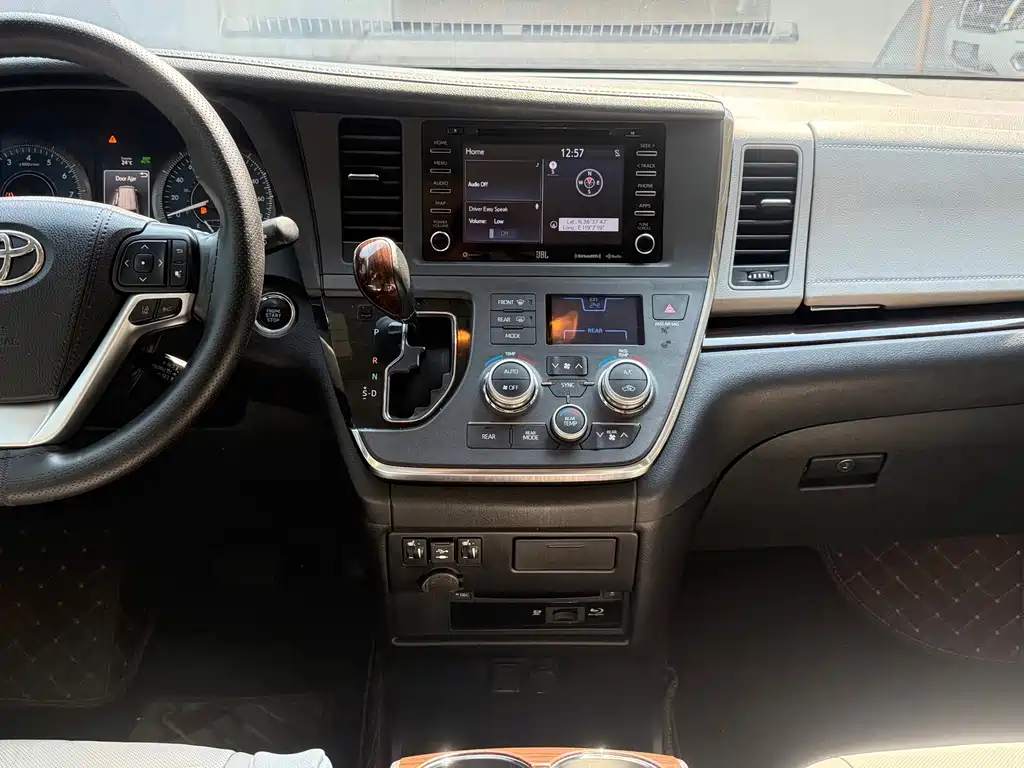 Toyota Sienna — миниатюра 15