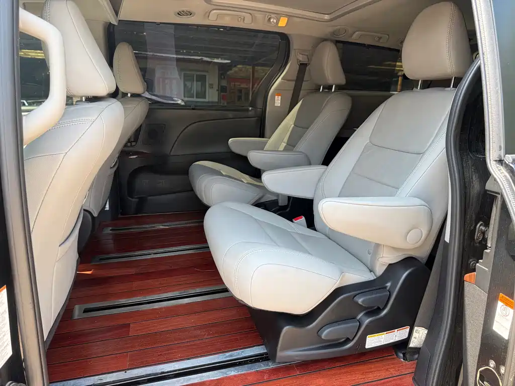 Toyota Sienna — миниатюра 11