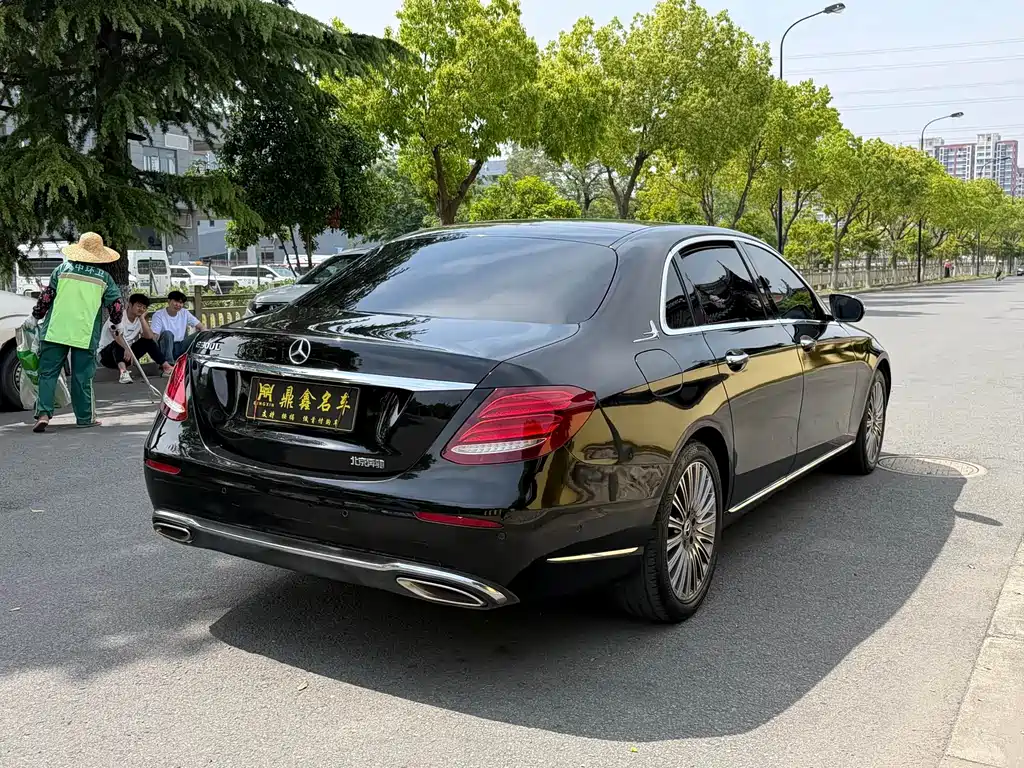 Mercedes-Benz E-Class — миниатюра 11