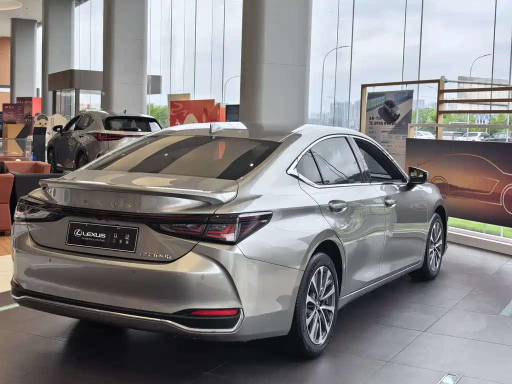 Lexus ES — миниатюра 5