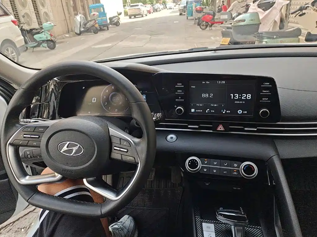 Hyundai Elantra — миниатюра 10