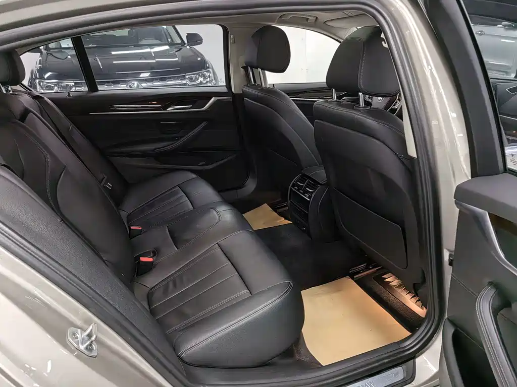 BMW 5 Series — миниатюра 12