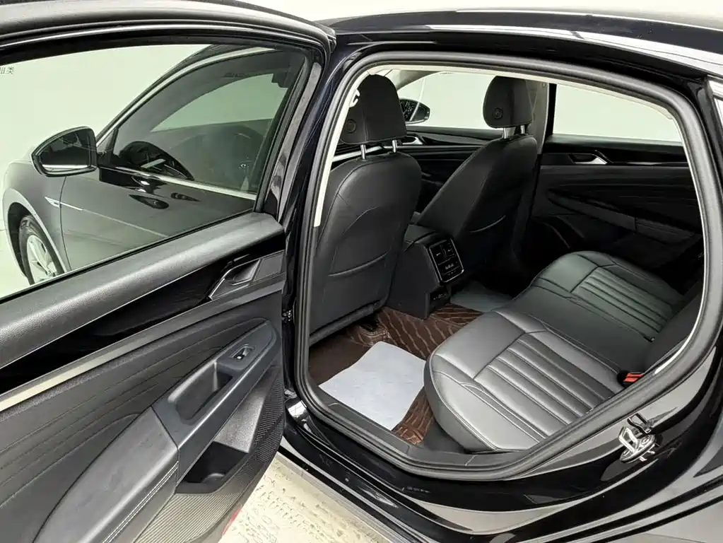Volkswagen Passat PHEV — миниатюра 15