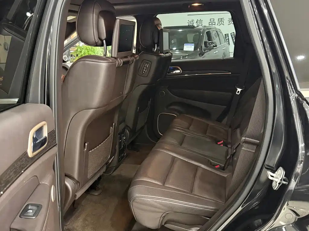 Jeep Grand Cherokee (Import) — миниатюра 11