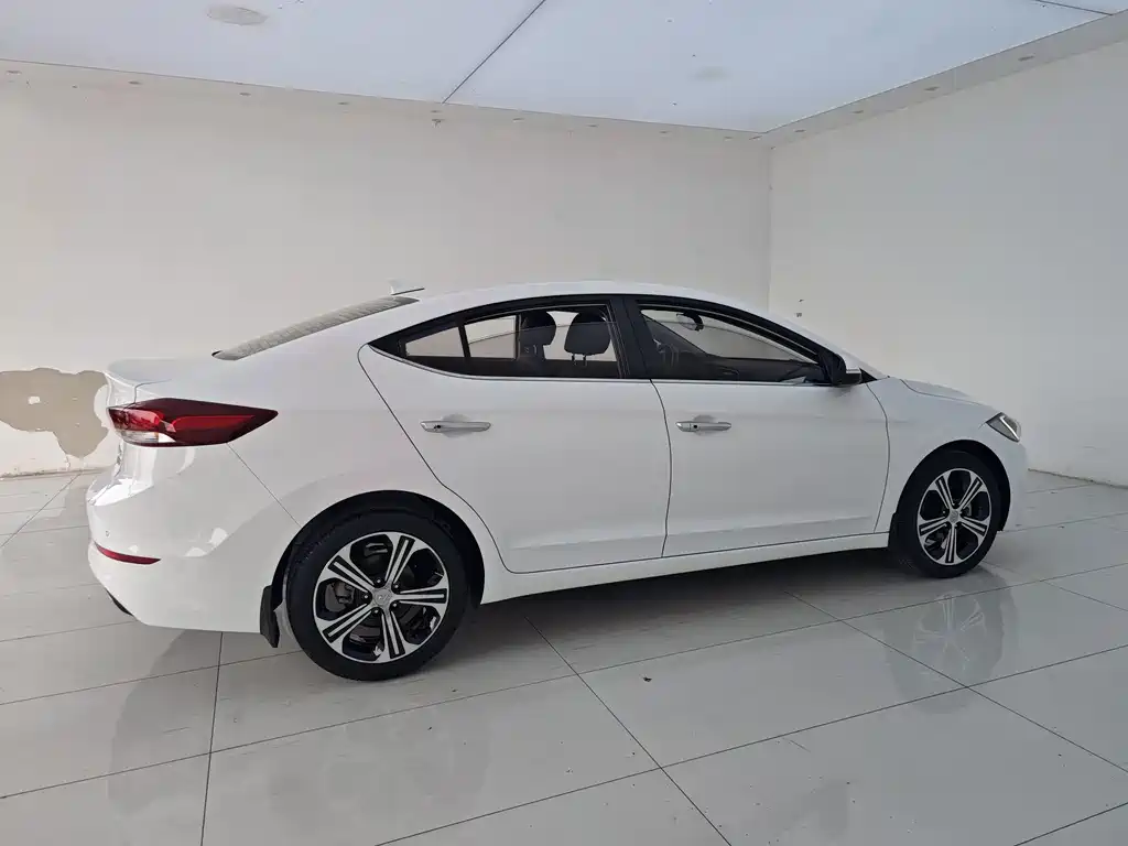 Hyundai Elantra — миниатюра 18