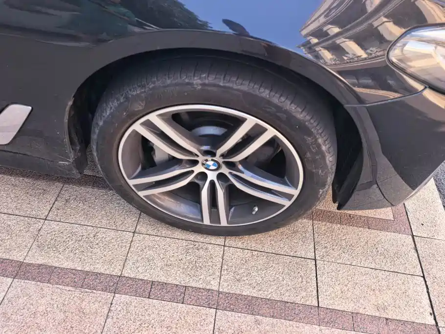 BMW 5 Series — миниатюра 6