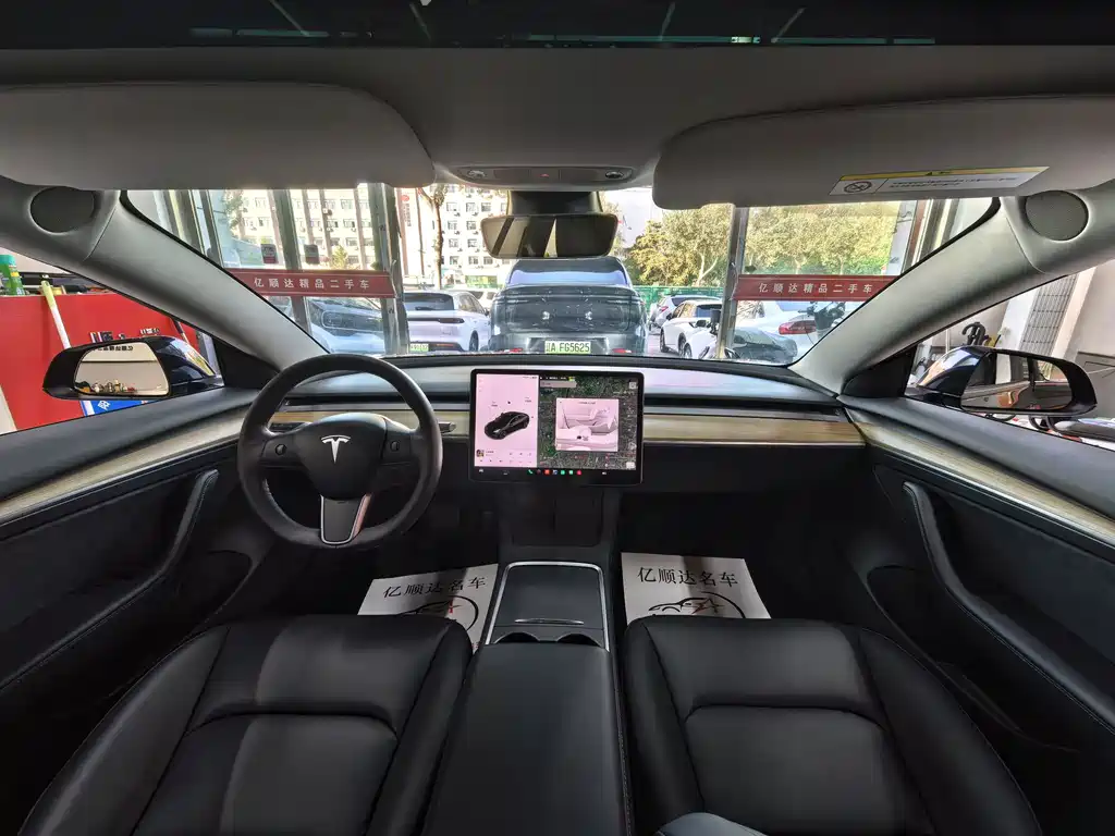 Tesla Model 3 — миниатюра 6
