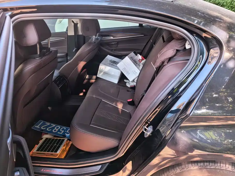 BMW 5 Series — миниатюра 11