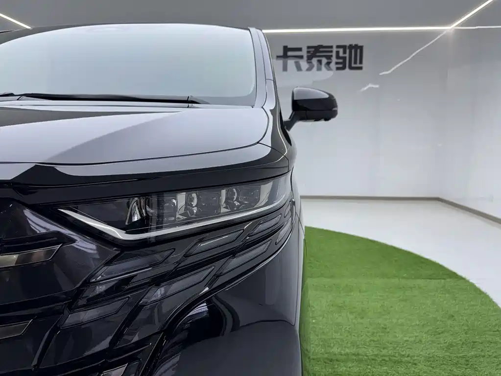 Toyota Alphard — миниатюра 21