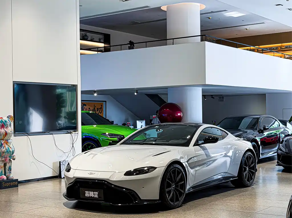Aston Martin V8 Vantage 2021