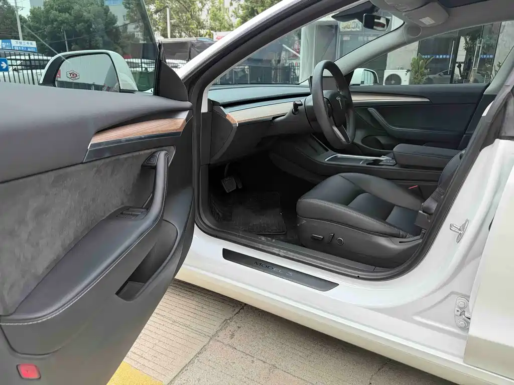 Tesla Model 3 — миниатюра 6