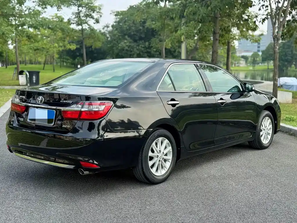 Toyota Camry — миниатюра 3