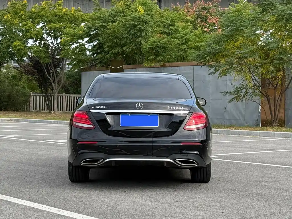 Mercedes-Benz E-Class — миниатюра 5
