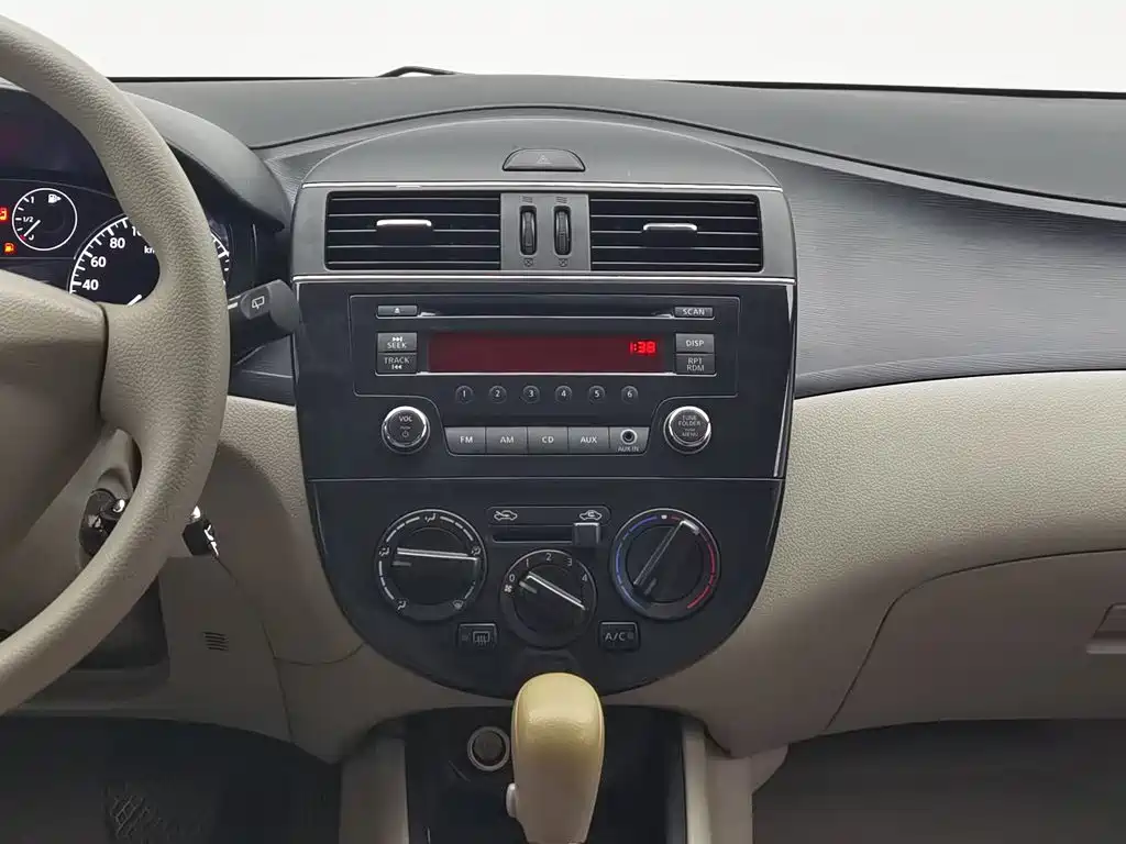 Nissan Tiida — миниатюра 12