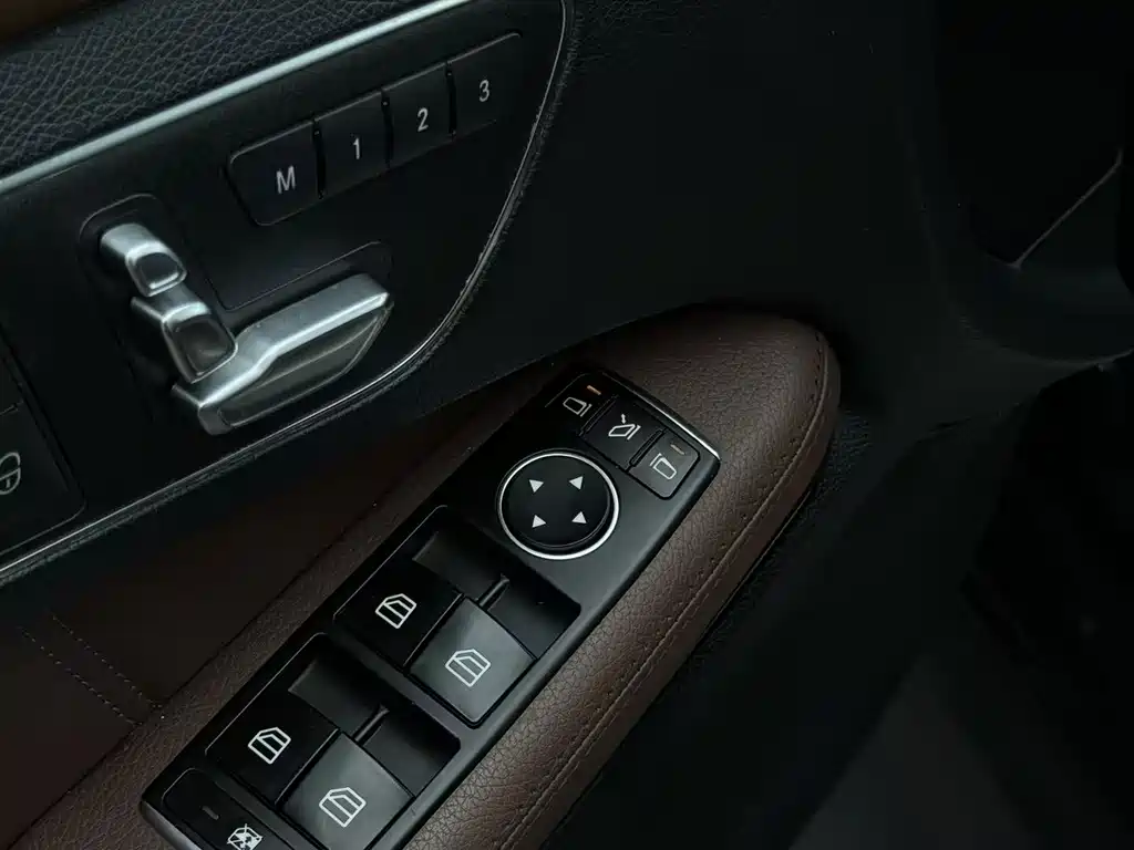 Mercedes-Benz E-Class — миниатюра 7
