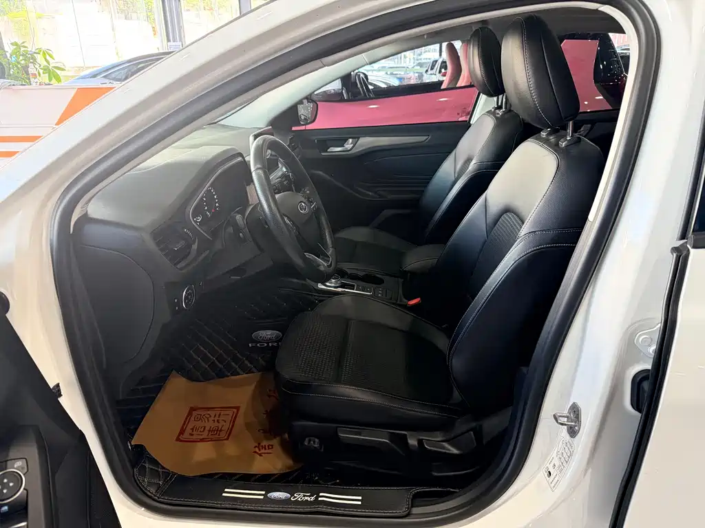 Ford Focus - фото 7