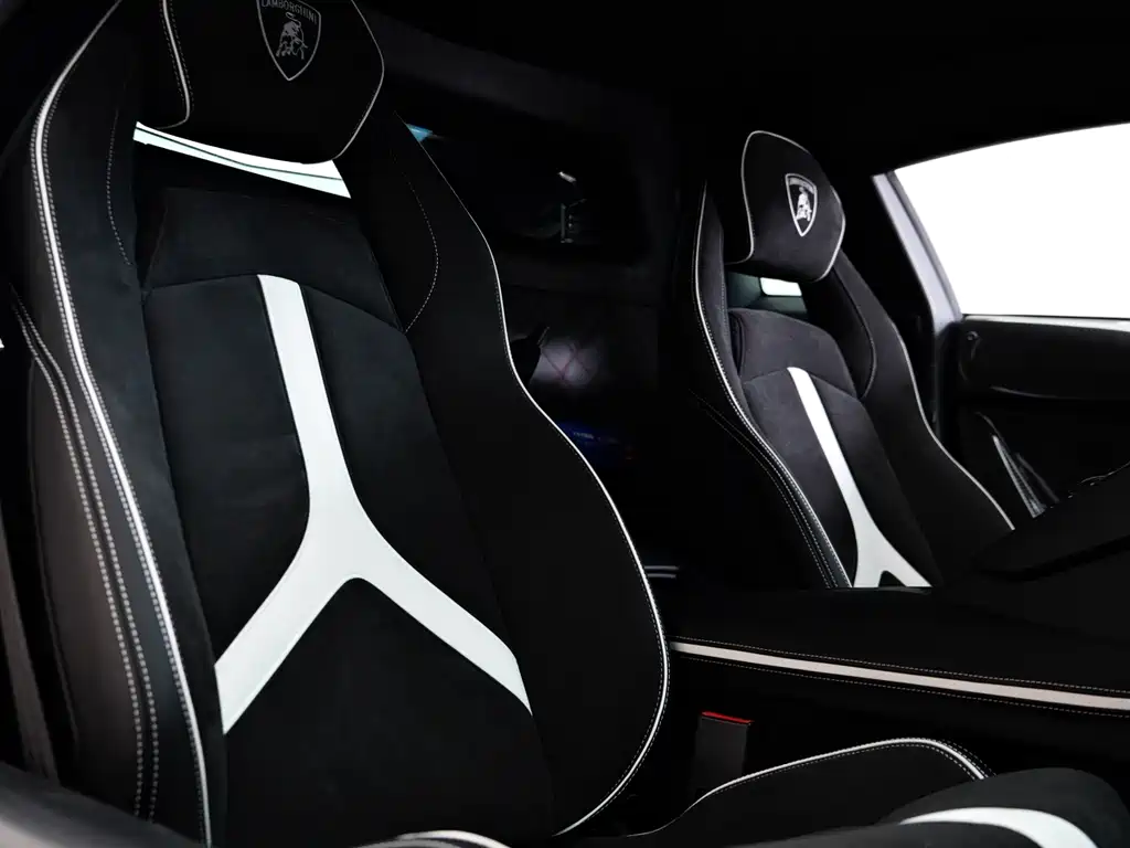 LAMBORGHINI AVENTADOR