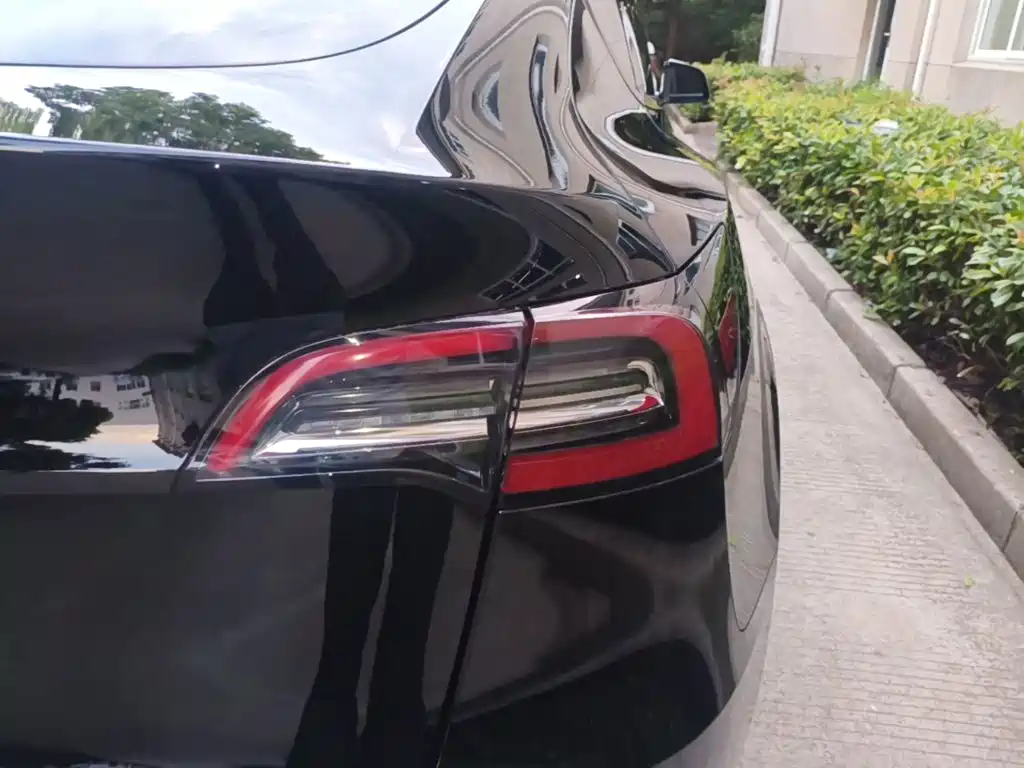 Tesla Model Y — миниатюра 8