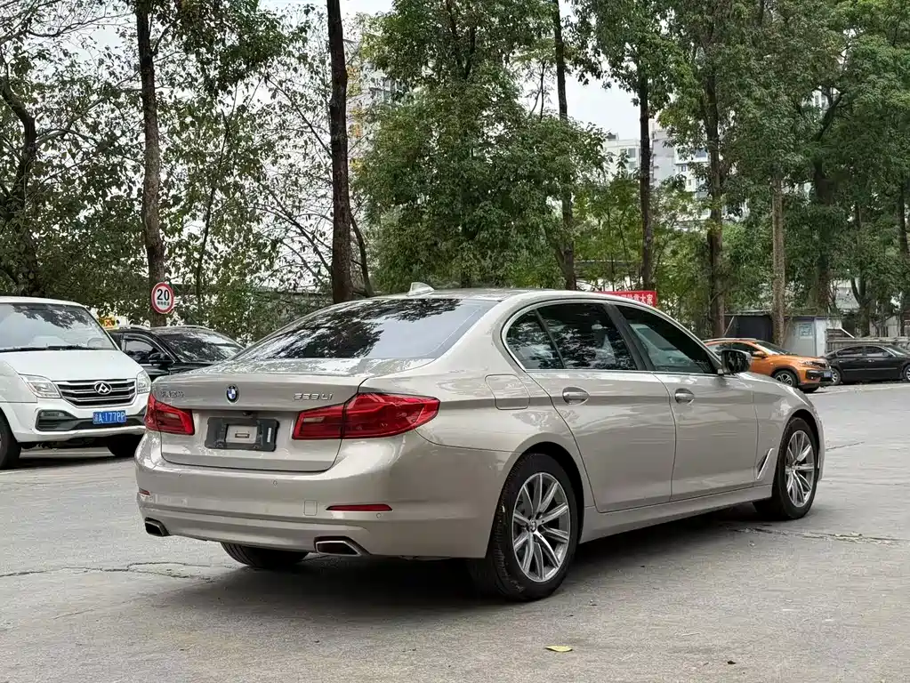 BMW 5 Series — миниатюра 11