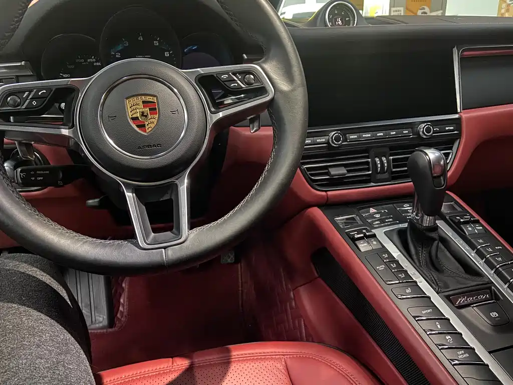 PORSCHE MACAN