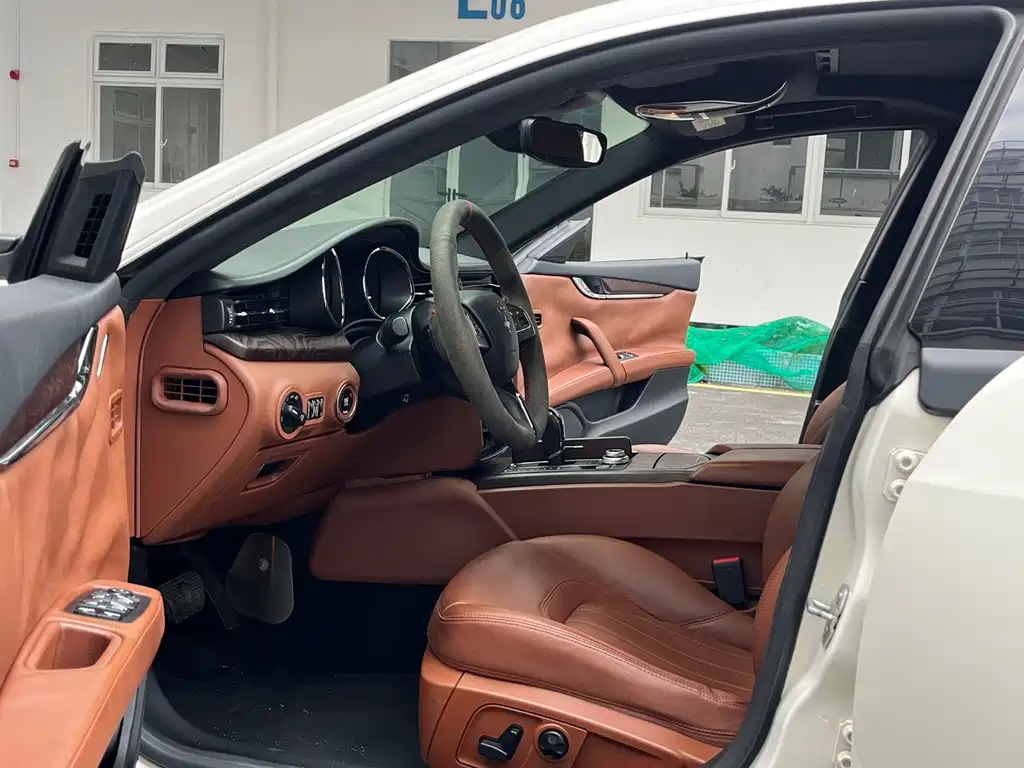 Maserati Quattroporte — миниатюра 4