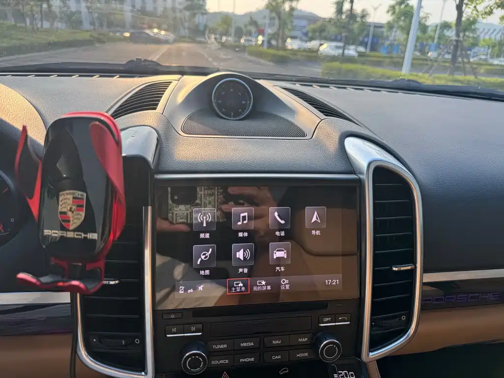 Porsche Cayenne — миниатюра 28