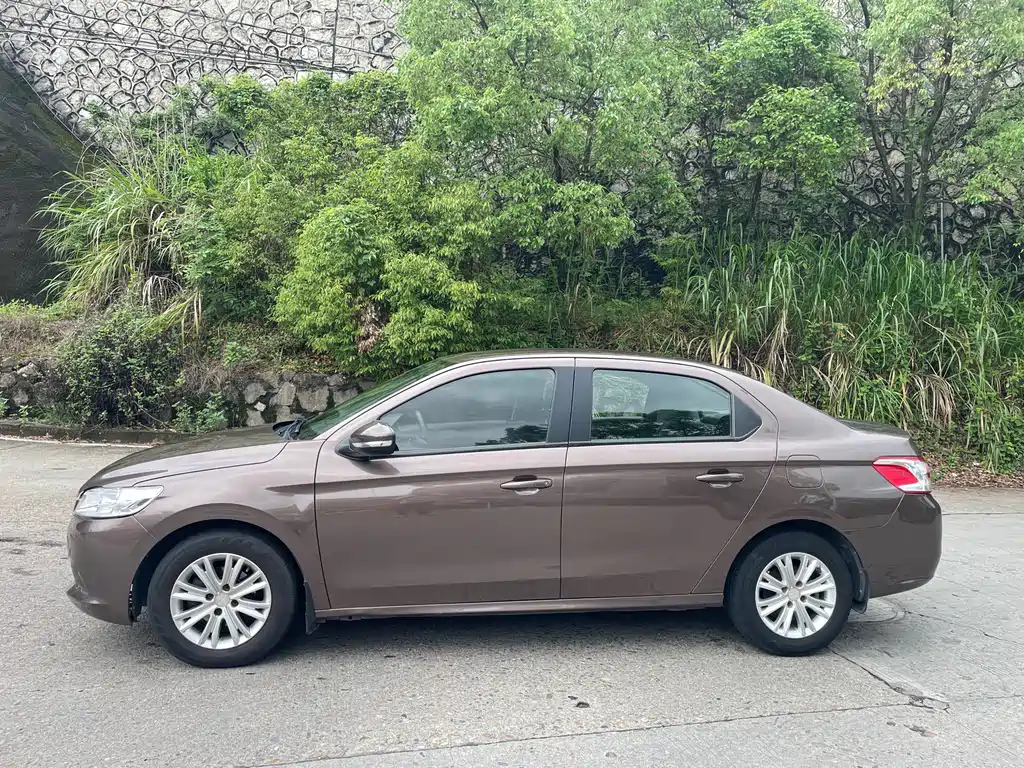 Peugeot 301 2014 1.6L MT Comfort