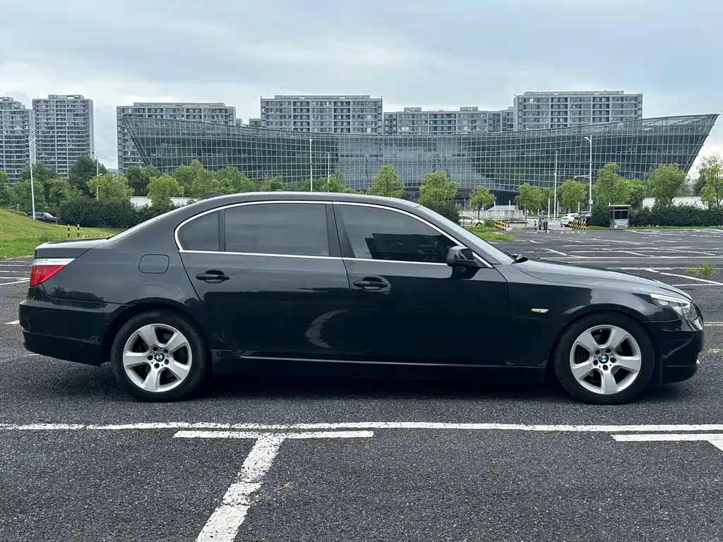 BMW 5 Series — миниатюра 7