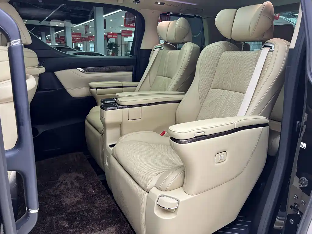Toyota Alphard — миниатюра 15