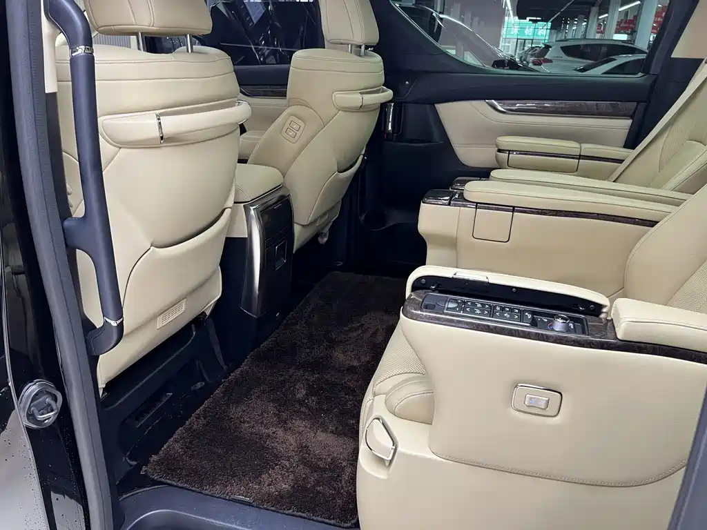 Toyota Alphard — миниатюра 16