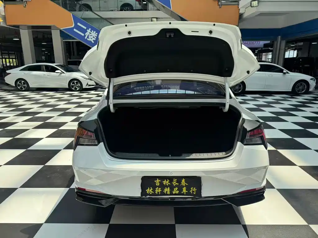 Hyundai Elantra — миниатюра 10