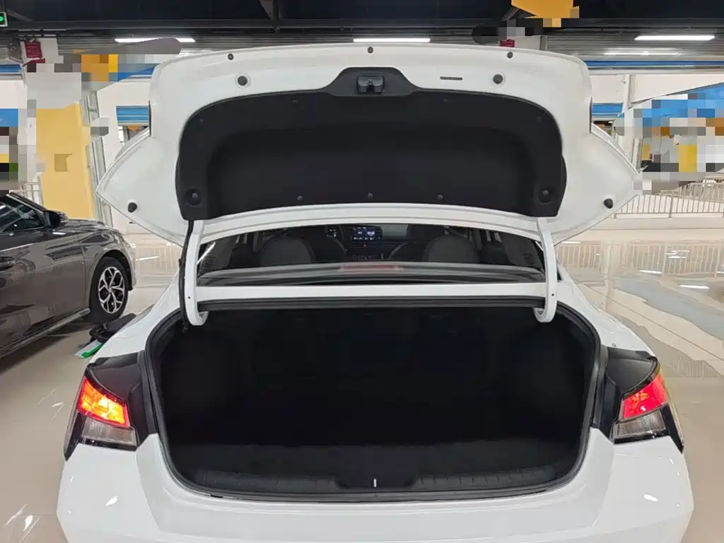 Hyundai Elantra — миниатюра 19